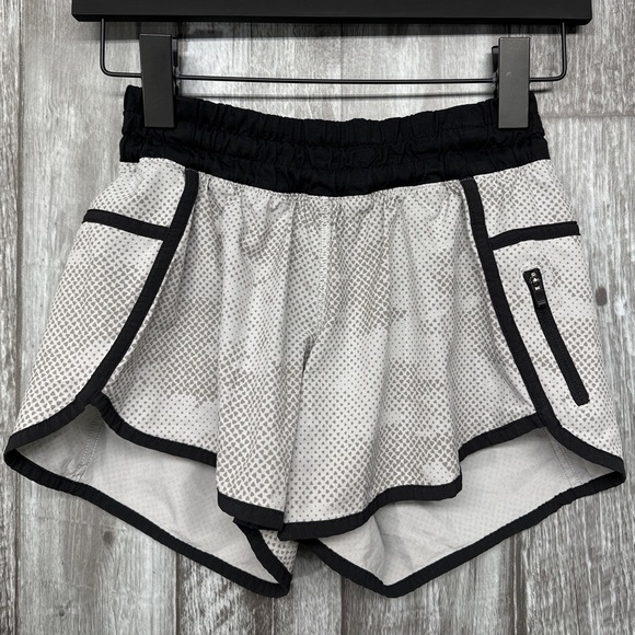 ⭐️Lululemon Tracker Short III in Diamond Camo Silver Spoon Grey [1458] - Picture 3 of 9